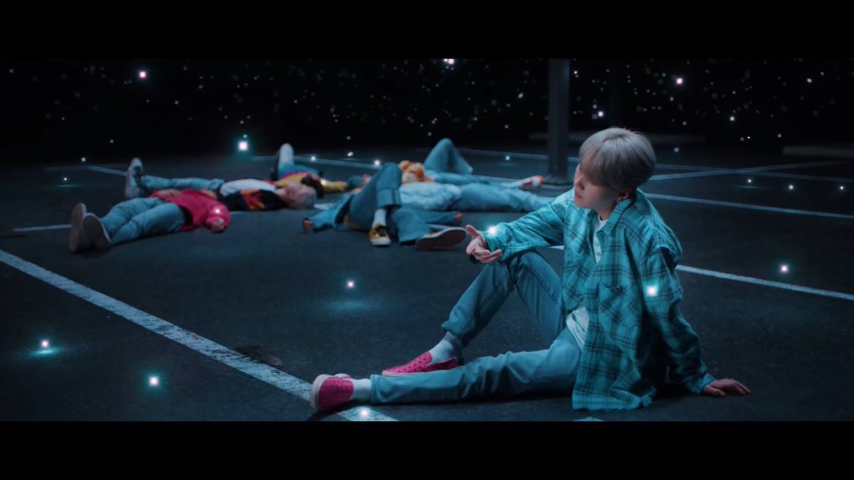 _i_kiko_'s tweet photo. #LightsMVOutNow 

У Юнги до безумия милые кеды UWU🤤🤤🤤 https://t.co/0KHr4S3T54