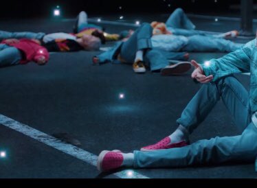 _i_kiko_'s tweet photo. #LightsMVOutNow 

У Юнги до безумия милые кеды UWU🤤🤤🤤 https://t.co/0KHr4S3T54