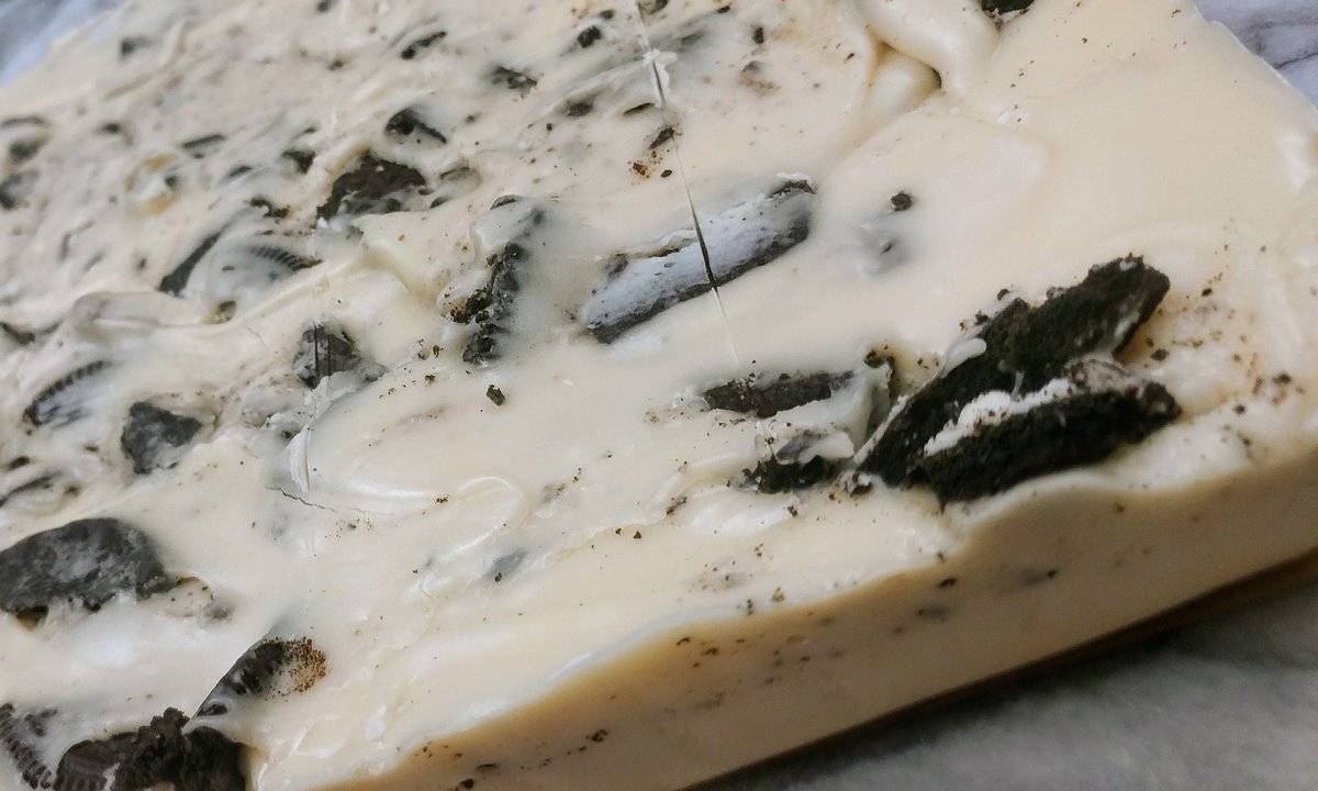 SweetGranada's tweet photo. Ooooreo Fudge! #nomnomnom #Oreos #freshfudge #madelocal #gourmetchocolate #sweetgranada #sugarhighsandsmiles https://t.co/PvH6xocNSa