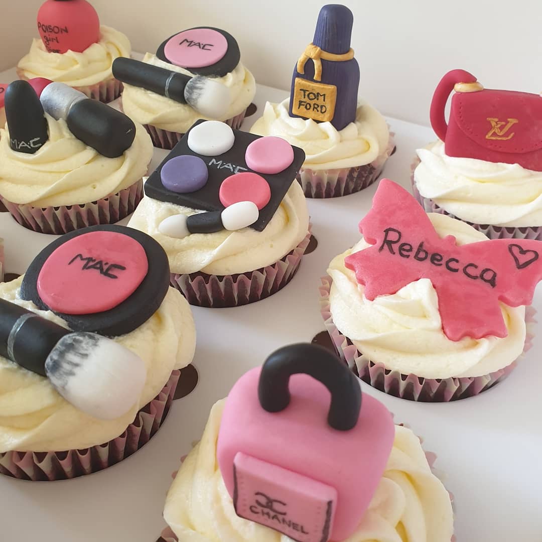 Victoria_cakes1's tweet photo. #CupcakeHour #cake #bake #missdior #mac #makeup #fondant #michaelkors #cakemaker #CupcakeHour #cake #bake #missdior #mac #makeup #fondant #michaelkors #cakemaker #redvelvetcake #cupcakes https://t.co/jVAaW9NiIk