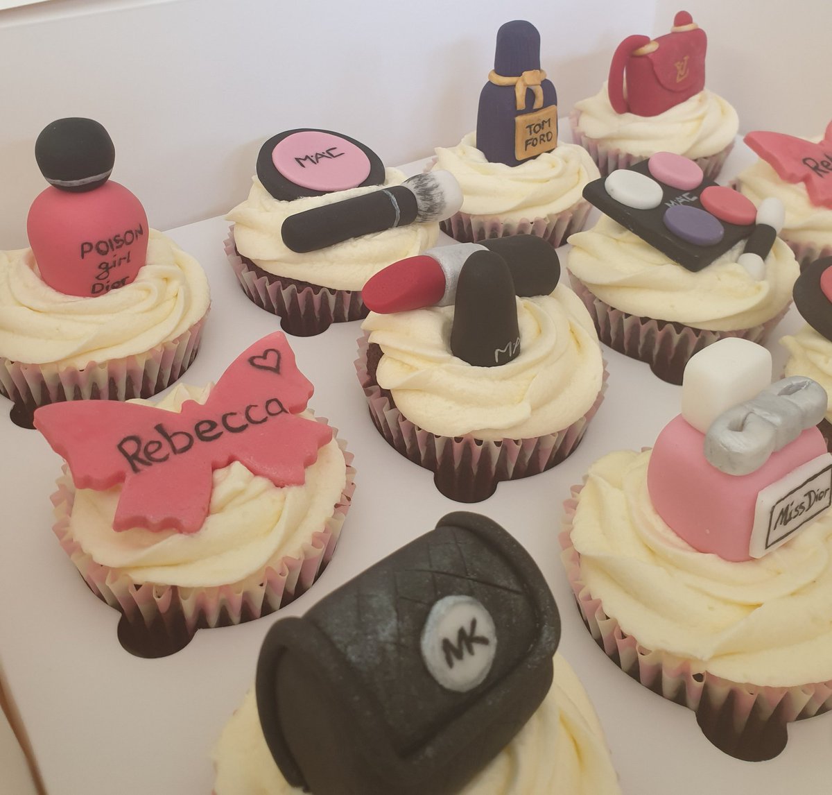 Victoria_cakes1's tweet photo. #CupcakeHour #cake #bake #missdior #mac #makeup #fondant #michaelkors #cakemaker #CupcakeHour #cake #bake #missdior #mac #makeup #fondant #michaelkors #cakemaker #redvelvetcake #cupcakes https://t.co/jVAaW9NiIk