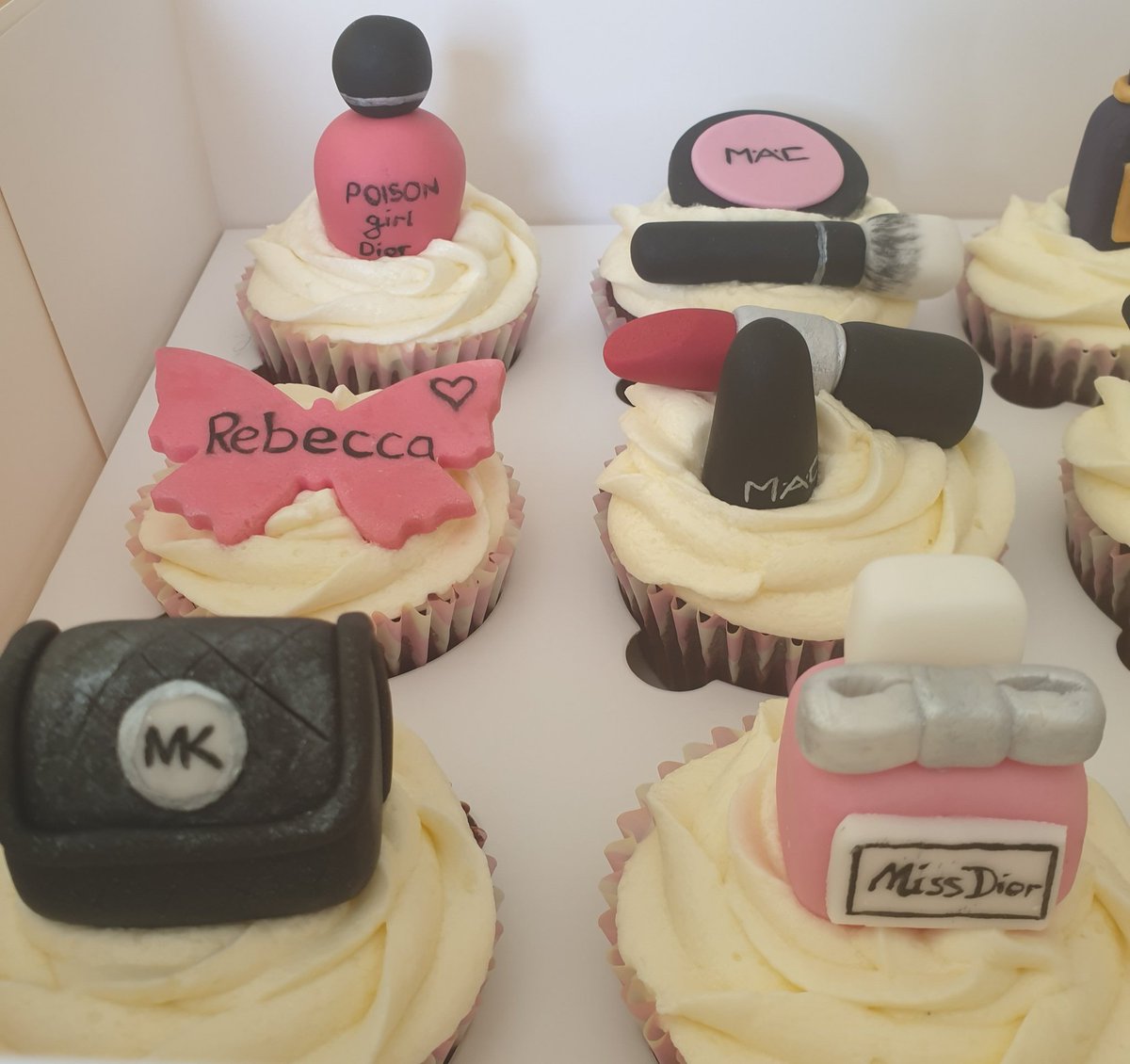 Victoria_cakes1's tweet photo. #CupcakeHour #cake #bake #missdior #mac #makeup #fondant #michaelkors #cakemaker #CupcakeHour #cake #bake #missdior #mac #makeup #fondant #michaelkors #cakemaker #redvelvetcake #cupcakes https://t.co/jVAaW9NiIk