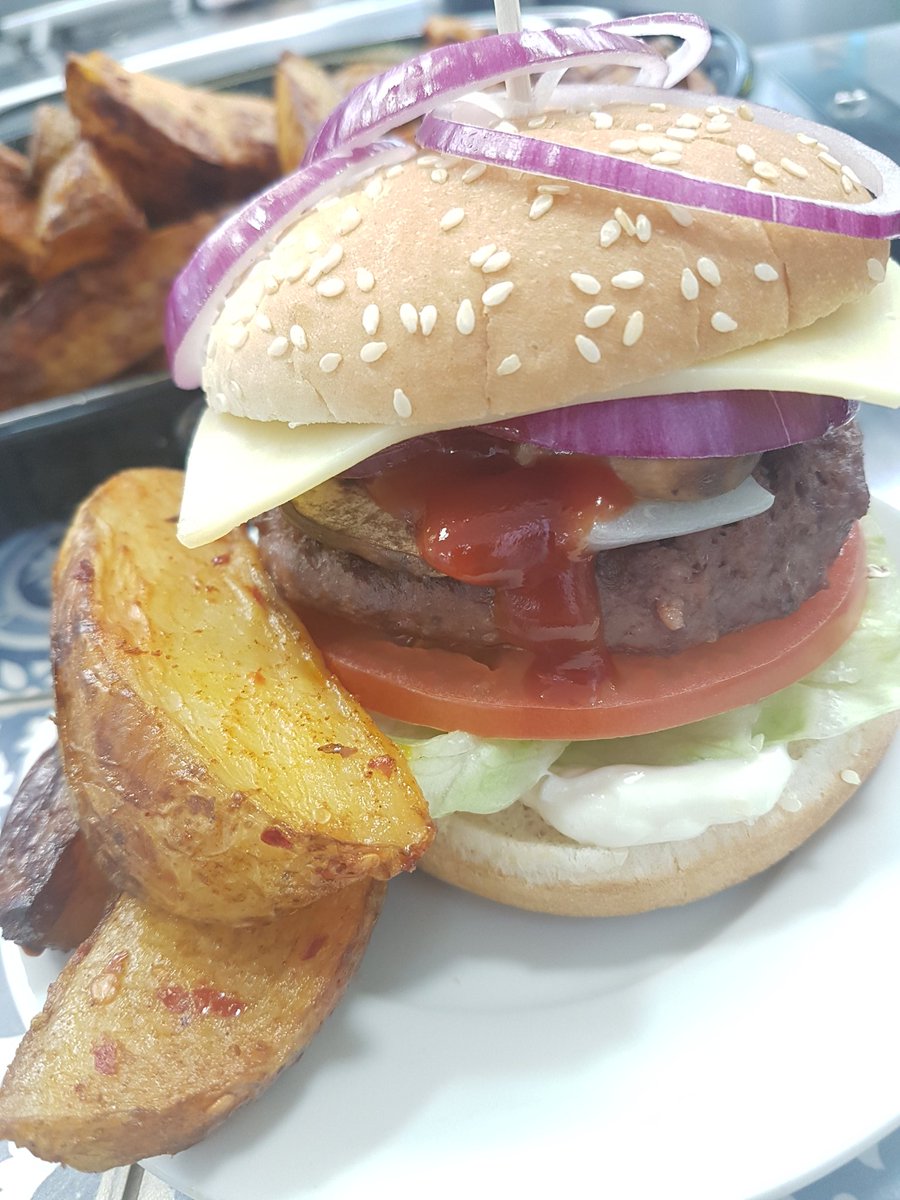 chefShamaRahman's tweet photo. Student choice #vote this week was American style burgers!! either a yummy sweet potato &amp; chickpea #vegan burger or a beef tower cheeseburger with all the trimmings! 😋🇺🇸🍔 @DiningWestholme @WestholmeSchool @jamescpate1990 @sammielambert @michael27427072 @Thomas_Franks_ https://t.co/9HpwOVDdgL