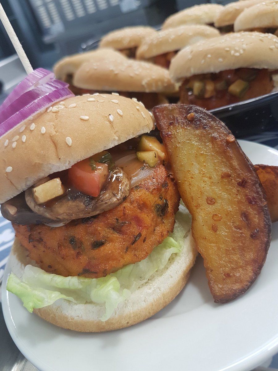 chefShamaRahman's tweet photo. Student choice #vote this week was American style burgers!! either a yummy sweet potato &amp; chickpea #vegan burger or a beef tower cheeseburger with all the trimmings! 😋🇺🇸🍔 @DiningWestholme @WestholmeSchool @jamescpate1990 @sammielambert @michael27427072 @Thomas_Franks_ https://t.co/9HpwOVDdgL
