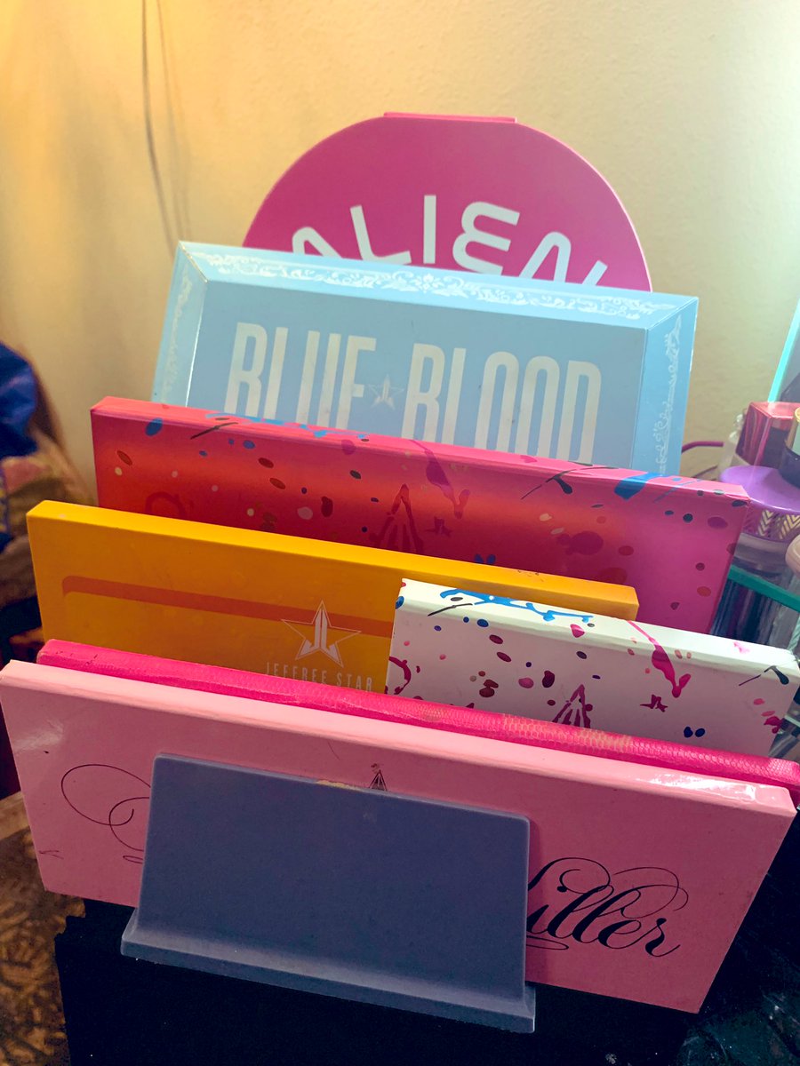 VSlayley's tweet photo. Just missing blood sugar 😭 @JeffreeStar  thank you for making such beautiful products that I can display ❤️🖤 https://t.co/Tt5xPCtFAA