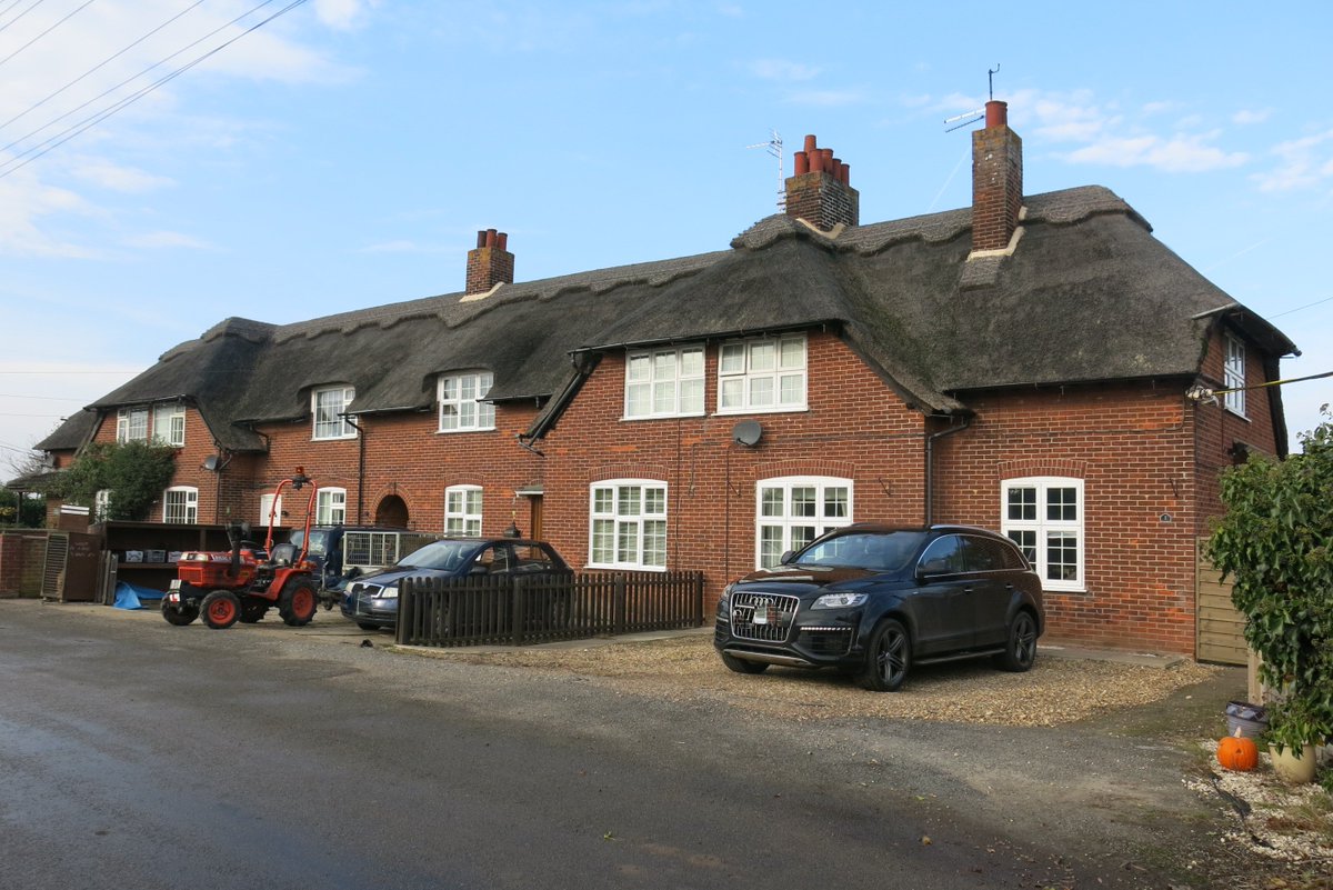For #RuralHousingWeek, some images of council housing built of traditional materials or in vernacular style. If you know of others, please let me know. These thatched homes in Hickling, Norfolk, were built for Smallburgh Rural District Council (RDC) in 1920 1/6
