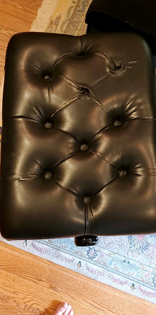 UNSTOPPABLEMAX's tweet photo. Just did a piano chair here's a before and after picture https://t.co/MwYKgJXQXB
