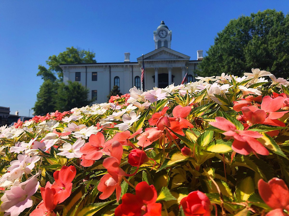 ouumc's tweet photo. Got a busy day in town but still want to #encountercreation? Just take a look around! Our friends with the @cityofoxford work hard to keep our downtown looking beautiful and we can't thank them enough for it! https://t.co/3U6mpbQIFp