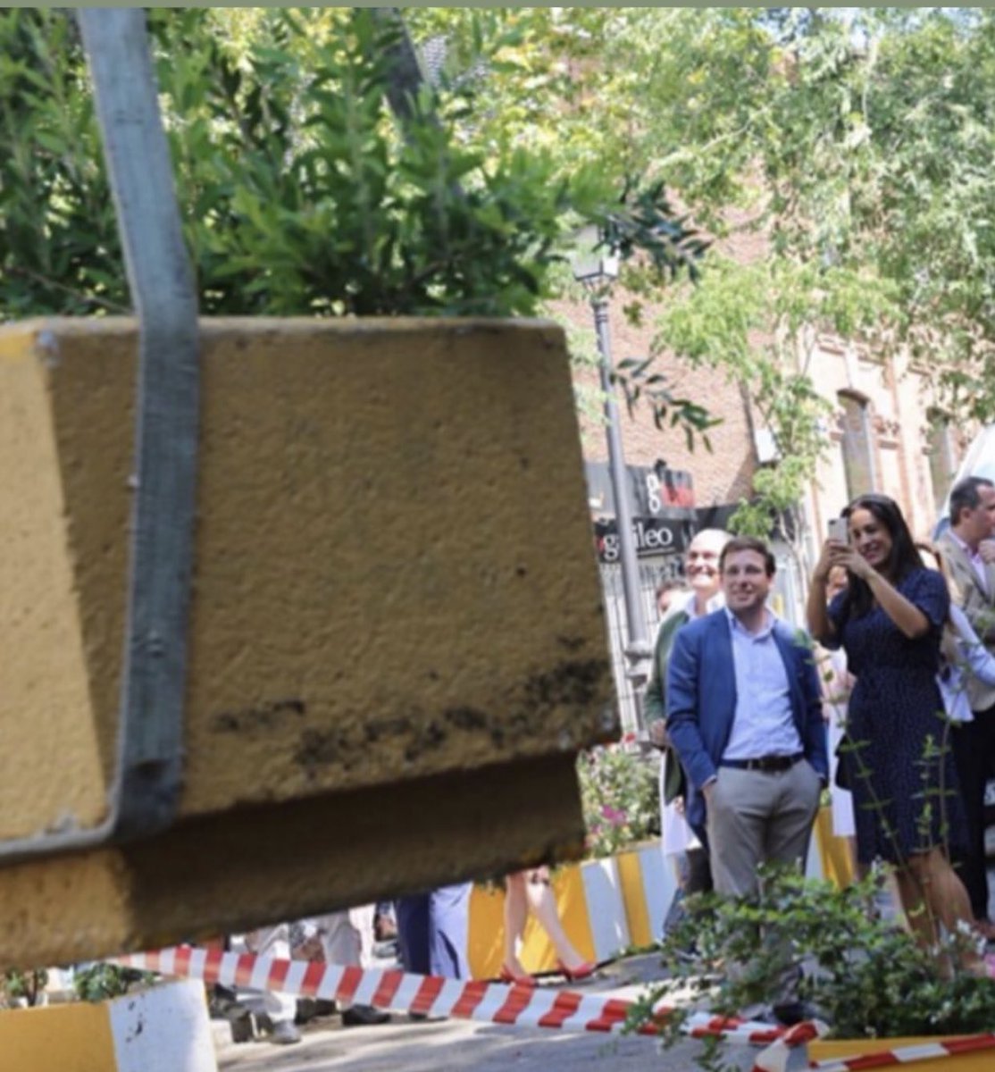 borjateran's tweet photo. La alegria de quitar jardineras y poner coches. No sé, a veces la política hace perder la cabeza a los cargos. https://t.co/eL78iYqFmv