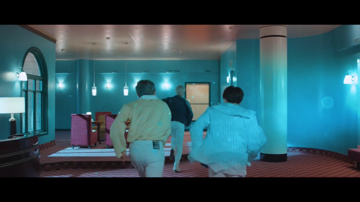 _i_kiko_'s tweet photo. #LightsMVOutNow 

Вам это ничего не напоминает?🤔
*Ох, снова загадки от БХ🤪* https://t.co/5DyK9wJnIQ