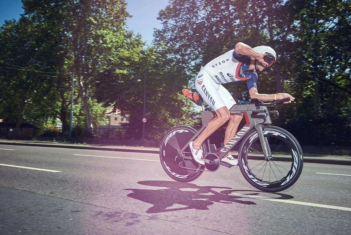 CanyonFrance's tweet photo. Toutes nos félicitations à Jan Frodeno pour son troisième titre de Champion d'Europe remporté ce week-end à l'ironman de Francfort 👏🏻
Il prouve une fois de plus qu'il forme avec son #CanyonSpeedmax le parfait #SystemComplete
📷 Tino Pohlmann Fotografie https://t.co/6uQxjZLIyb