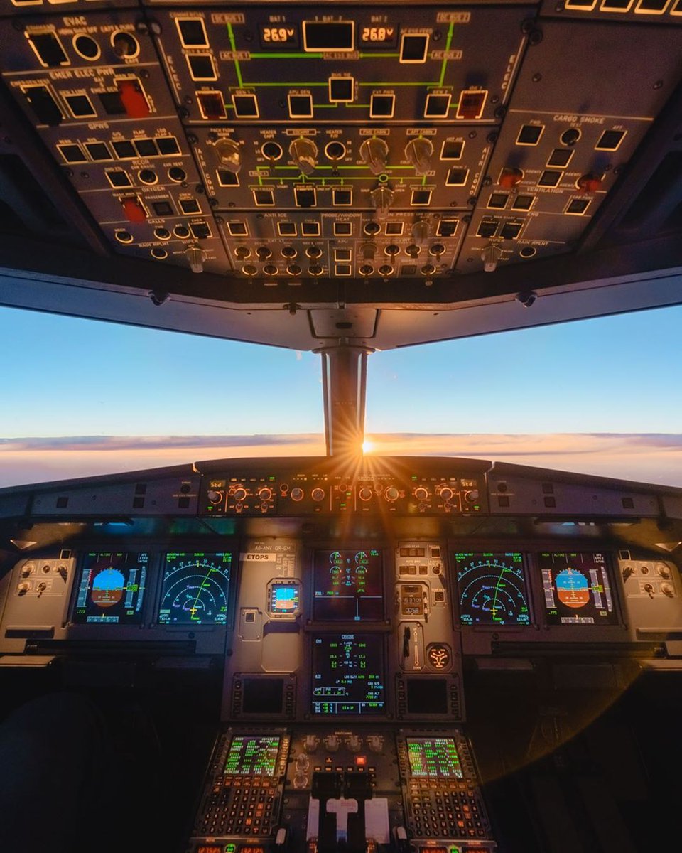 AirlinesManager's tweet photo. 🇬🇧 We all dream of a view like that! Did you recognize the plane? 🌅
🇫🇷 On rêve tous d'une vue comme ça ! Avez-vous reconnu l'avion ? 🌅
📸: @captainkpaw
#airlinesmanager #avgeek #avgeekapp #tycoon #simgame #managementgame #aviation #aviationgeek #cockpitview #sunset #bestview https://t.co/zUWA7ZXrgp