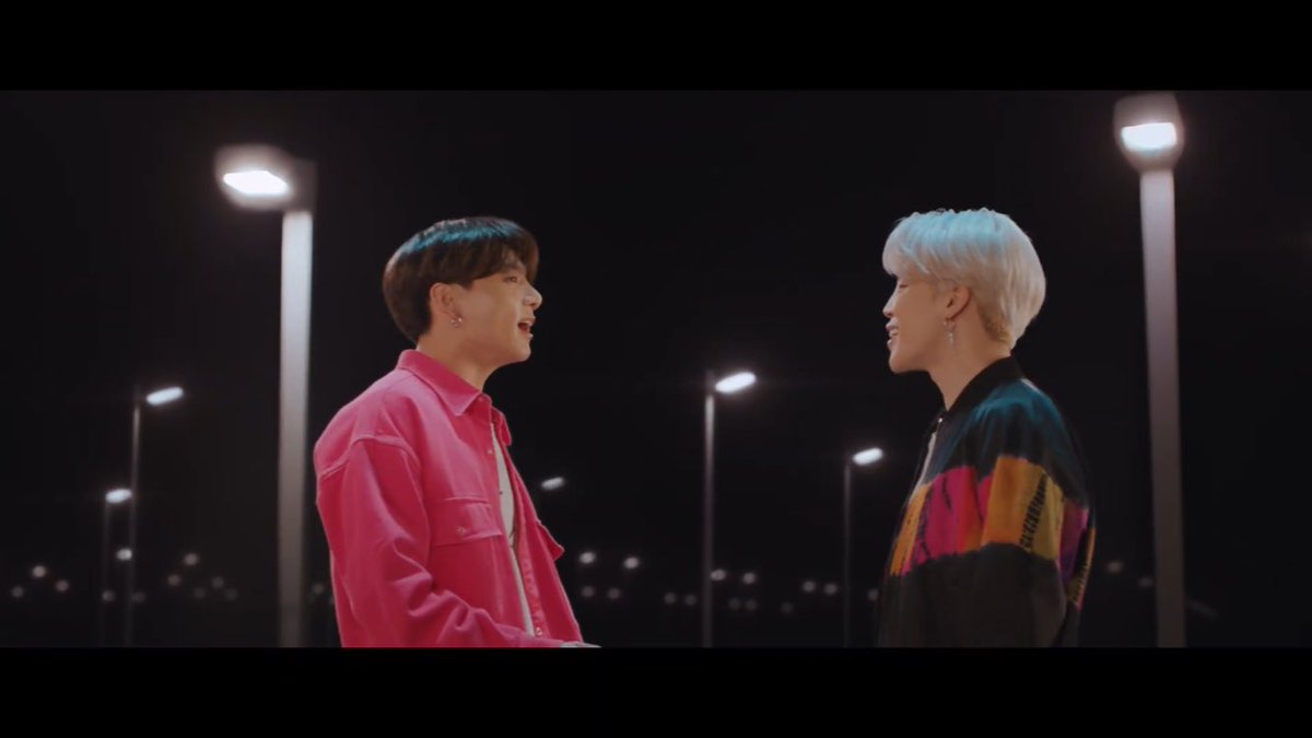 _i_kiko_'s tweet photo. #LightsMVOutNow 

Я, конечно, ни на что не намекаю, но шиппер во мне проснулся😏 https://t.co/XwRseONikZ