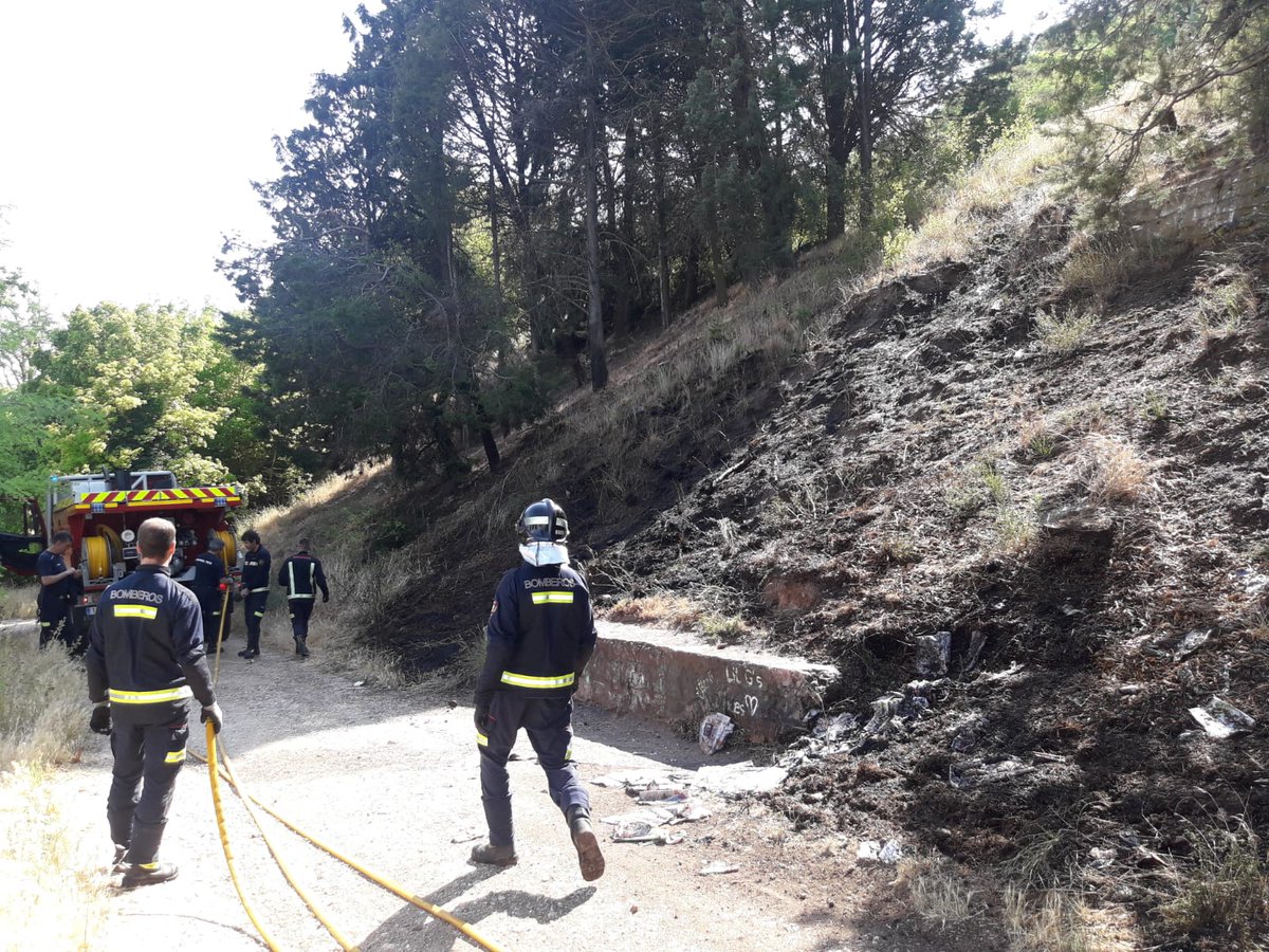 apamcyl's tweet photo. #AAMM @jcyl #Burgos han determinado la causa como "juego de menores" en un conato 🔥🌲 en la ladera del #Castillo que ha sido extinguido con rapidez por @BomberosBurgos colaboración @policia
El #prontoataque siempre es garantía de control 🔥🔥🔥🔥 https://t.co/cxLqX8Ii0x