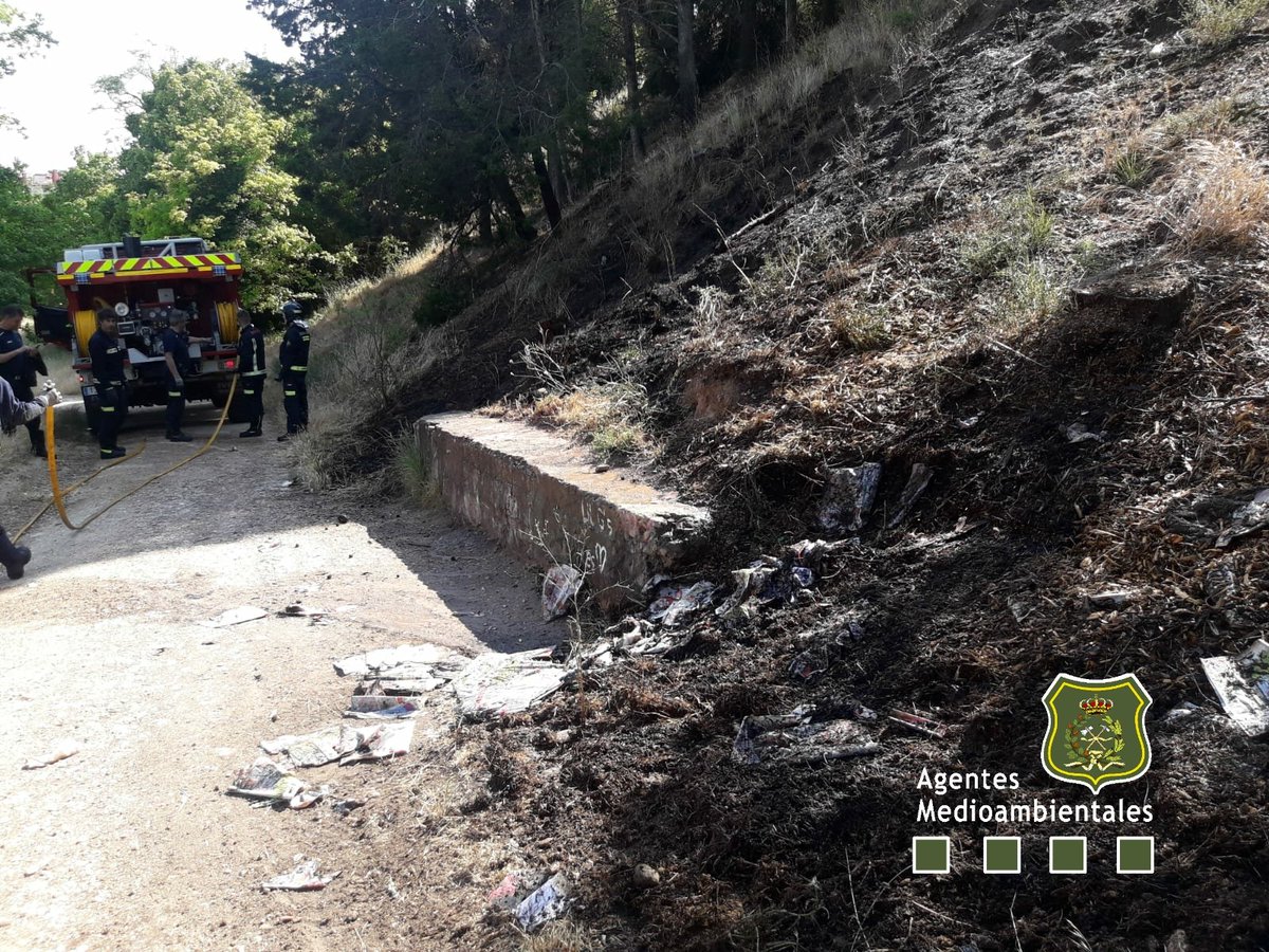apamcyl's tweet photo. #AAMM @jcyl #Burgos han determinado la causa como "juego de menores" en un conato 🔥🌲 en la ladera del #Castillo que ha sido extinguido con rapidez por @BomberosBurgos colaboración @policia
El #prontoataque siempre es garantía de control 🔥🔥🔥🔥 https://t.co/cxLqX8Ii0x