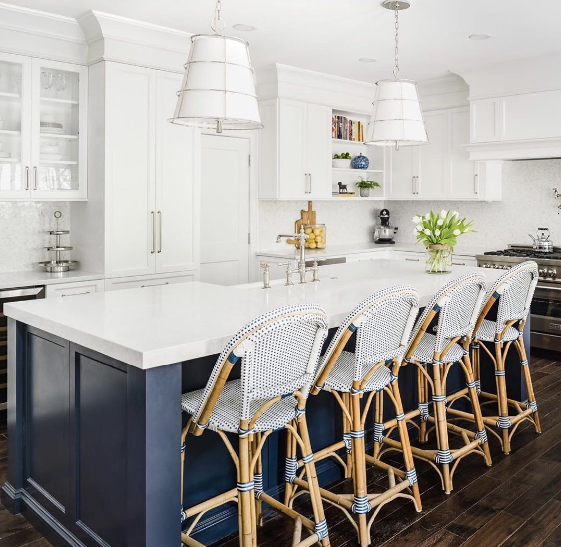 ZLINEKitchen's tweet photo. Happy #DesignTrendTuesday! ๐
This week's trend: Navy Blue
Kitchen design by IG @ahousebythelakeinteriors & Featuring our Professional 48" Duel Fuel Range
#kitchen #kitchendesign #design #inspiration #home https://t.co/qoEx2ONCA0