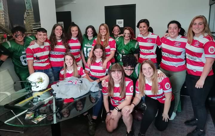 PBerserkers's tweet photo. Una prueba más de que el deporte derrumba barreras, en este caso el deporte femenino, Rugby y Fútbol Americano juntos en @TeleBilbao. Al final lo que cuenta es #practicardeporte. 💪🏽
#laschicastambienjuegan
@UniBilbaoRugby 🏉
@Torrelavega_es 🏈 https://t.co/bPxPpGHUE2