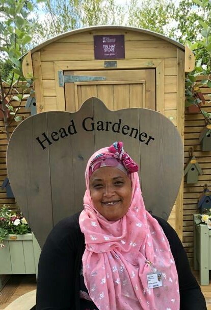 GardeningLm's tweet photo. @capital_gardens the beautiful headscarf brought at your @Yourallypally shop went down a storm #HamptonCourt yesterday ππ @RHSSchools love bees just like me ππ #SGCOY19 #Thanks_Mum
#Love_The_Wooden_throne @EllenMaryGarden https://t.co/5OP1PNJYh3