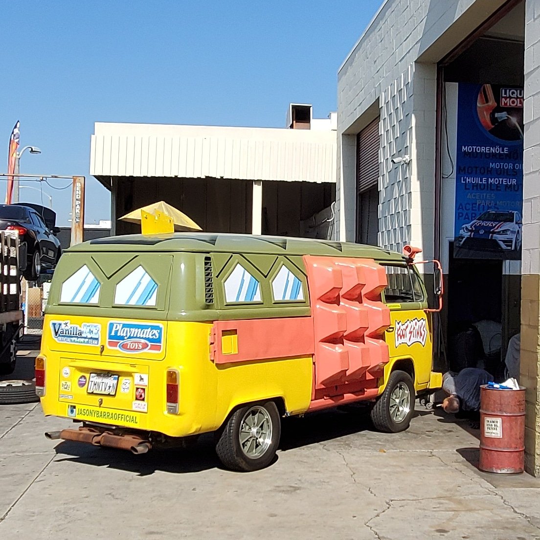 tmntvan's tweet photo. When the transportation company says they know how to drive a VW stick shift.I wouldn't be here right now if they did🤔 #tmnt #ninjaturtles #teenagemutantninjaturtles #tmntvan #turtlevan #partywagon #cosplay #HOTWHEELS #TeamEastman #TheToysThatMadeUs #tmntplay #tttmu #vw #kombi https://t.co/p3wKQLDff4