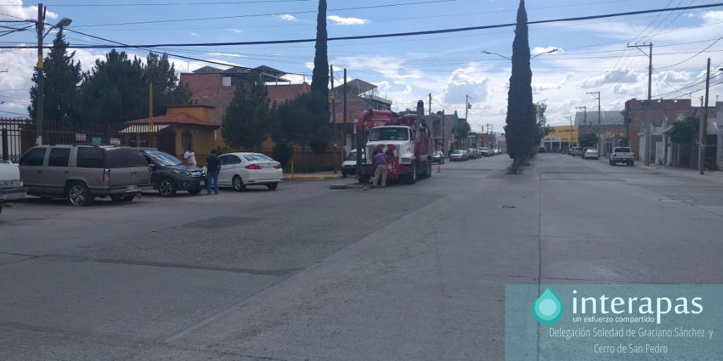 Interapass's tweet photo. #Trabajandoparati Todo el equipo de operación y mantenimientode Interapas Delegación Soledad de Graciano Sánchez y Cerro de San Pedro realizan trabajos de desazolve en Av. Cactus Frente a Quinta Pinos con apoyo de Vactor. Todos los reportes los estamos atendiendo de 24 a 48 hrs. https://t.co/kQOuEkVlSh