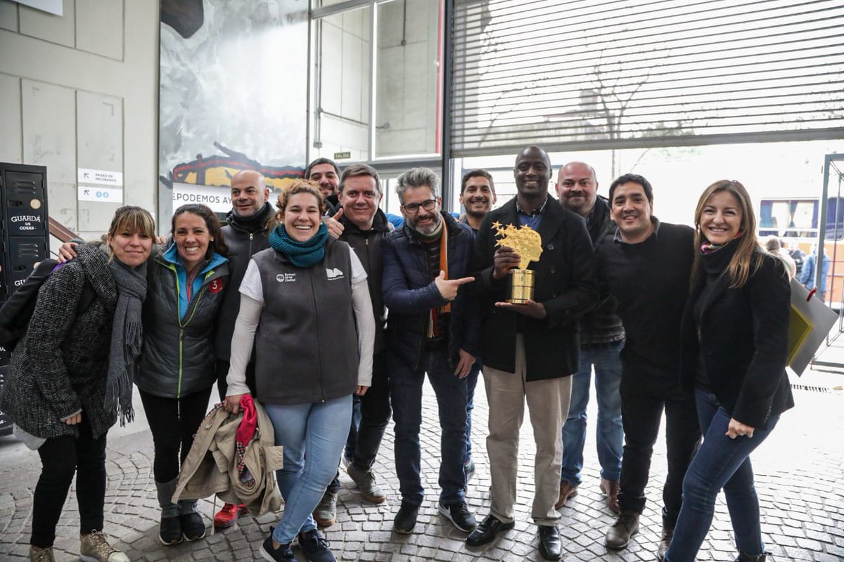 fabian_capponi's tweet photo. ¡Gracias @Soledad_Acunia por visitarnos en #Formatec! Junto con @petertabichi, elegido como #MejorMaestroDelMundo, recorrimos y disfrutamos de las propuestas educativas, recreativas y tecnológicas de la muestra. #JornadaExtendidaEn4toAño #EscuelaAbierta https://t.co/3sB5rKdV4N