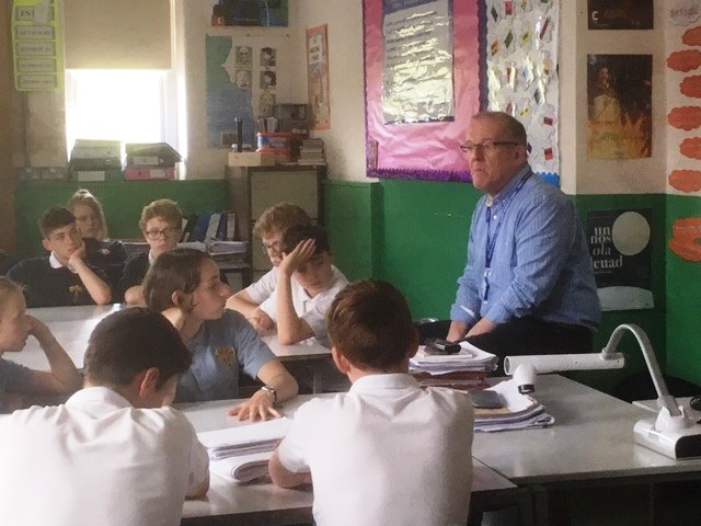 ComyGymraeg's tweet photo. Diolch yn fawr iawn i Osian a Betsan o Flwyddyn 8 am y gwahoddiad i siarad efo disgyblion Ysgol Dyffryn Ogwen heddiw. Braf sgwrsio, ateb y cwestiynau a rhannu syniadau am sut i gynyddu defnydd o'r iaith ar lawr gwlad. #aledardaith https://t.co/8kPNh5iTfI