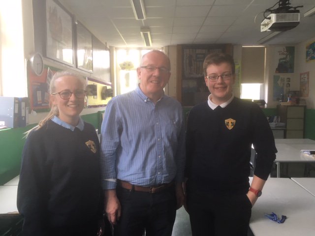ComyGymraeg's tweet photo. Diolch yn fawr iawn i Osian a Betsan o Flwyddyn 8 am y gwahoddiad i siarad efo disgyblion Ysgol Dyffryn Ogwen heddiw. Braf sgwrsio, ateb y cwestiynau a rhannu syniadau am sut i gynyddu defnydd o'r iaith ar lawr gwlad. #aledardaith https://t.co/8kPNh5iTfI