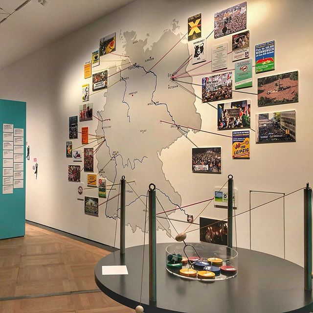 TanjaPraske's tweet photo. Das Fazit von #DHMDemokratie der Blogparade „Was bedeutet mir die Demokratie?“ des @dhmberlin ist da. Reinschauen im Museumsblog! Die Zusammenfassung forderte heraus. Wir lernten von euch viel und sind begeistert über die Gedankentiefe und Vielfalt der P… https://t.co/kedSzErufL https://t.co/7VMd4PpB0e