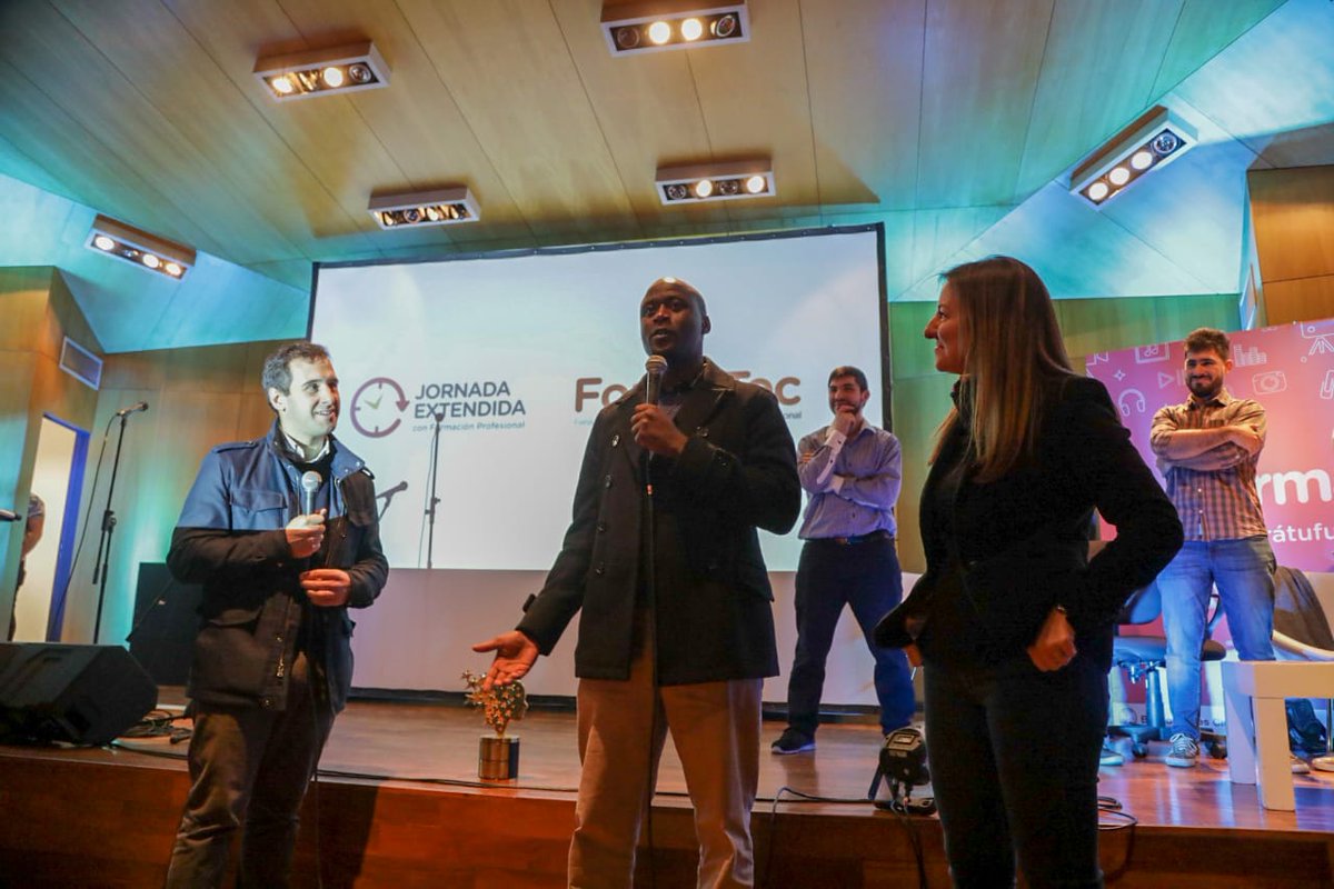 fabian_capponi's tweet photo. ¡Gracias @Soledad_Acunia por visitarnos en #Formatec! Junto con @petertabichi, elegido como #MejorMaestroDelMundo, recorrimos y disfrutamos de las propuestas educativas, recreativas y tecnológicas de la muestra. #JornadaExtendidaEn4toAño #EscuelaAbierta https://t.co/3sB5rKdV4N
