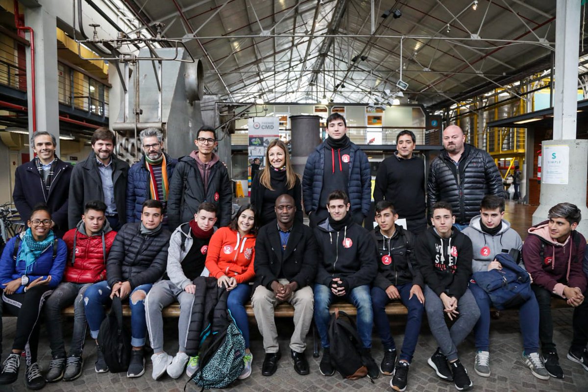 fabian_capponi's tweet photo. ¡Gracias @Soledad_Acunia por visitarnos en #Formatec! Junto con @petertabichi, elegido como #MejorMaestroDelMundo, recorrimos y disfrutamos de las propuestas educativas, recreativas y tecnológicas de la muestra. #JornadaExtendidaEn4toAño #EscuelaAbierta https://t.co/3sB5rKdV4N