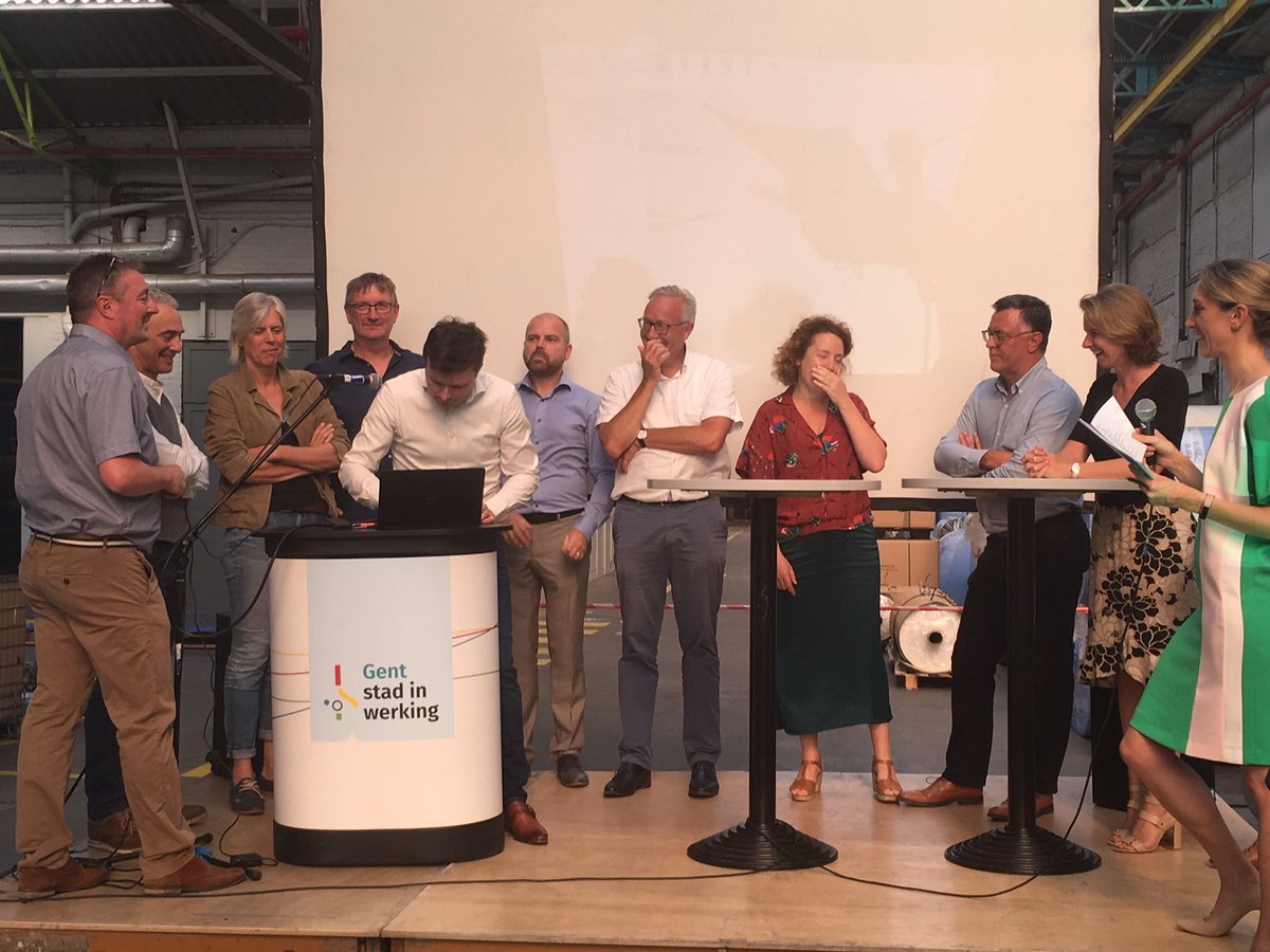 thomaskindtt's tweet photo. Het #arbeidspact werd door alle partners, waaronder ook @UnizoGent getekend.
Minder openstaande vacatures en meer werkenden, daar gaan alle organisaties op het podium voor. https://t.co/SXD2syVBz2