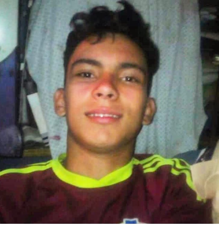 Betticaa's tweet photo. Este es Rufo Chacón a quién el régimen y una institución policial represora mató en vida, cegándolo solo por ayudar a su mamá a reclamar un derecho y protestar por falta de gas. 
Nadie le devolverá esa bella mirada y sonrisa.
#Tachira
#SOSVenezuela 

@Almagro_OEA2015 
@marcorubio https://t.co/ledER7eKSx