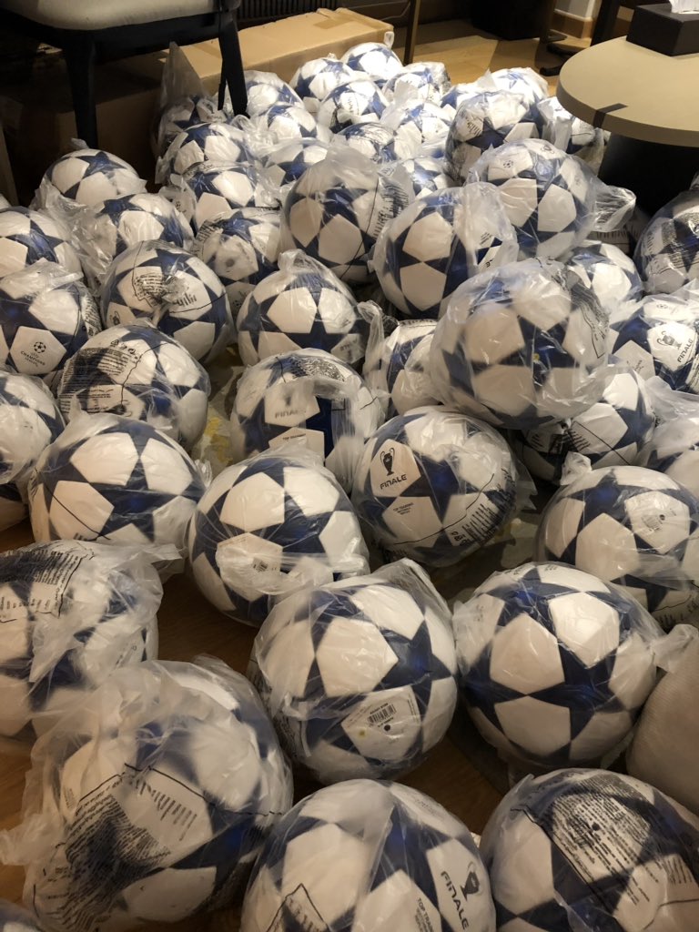 MartinRuiz_GkC's tweet photo. What you give to others, you give yourself, because football is not the goal but the way !! #BusyDayOff  #Happiness #WhateverYouDoDoItIntense #GlobalFootballAndEmotionsProject https://t.co/laPJHMash9