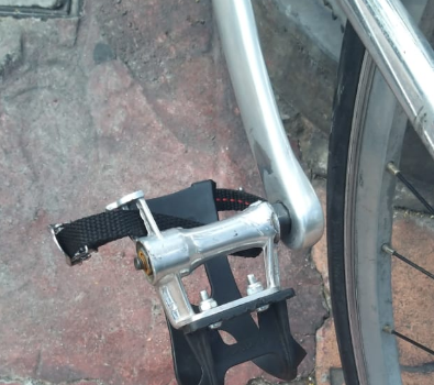 BiciManager's tweet photo. Esta mañana alumnos de la @UNITECMX Marina agredieron a un ciclista que circulaba sobre la ciclovía de F.C. de Cuernavaca. 

Fueron muy agresivos, incluso rompieron el pedal del chico que se dedica a la bicimensajeria #UnitecRespeta https://t.co/l7ZgWXCSak