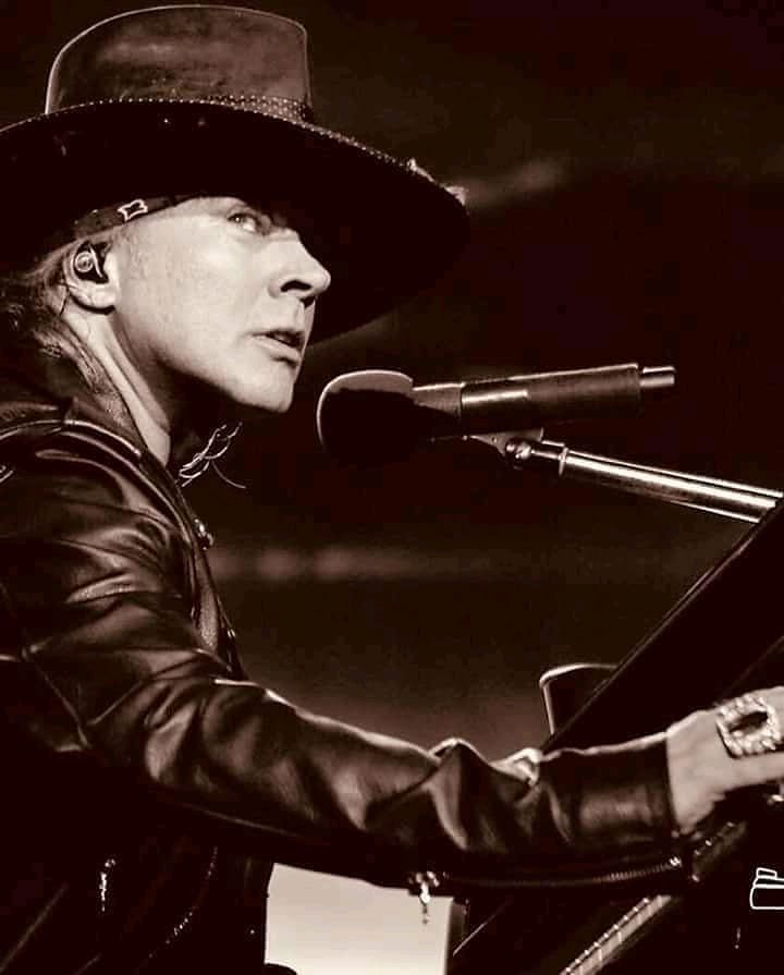 Sara35153's tweet photo. A Man And His Piano...
#AxlRose❤ #GnFnR #Genius #LivingLegend #Hero #Leader #RockGod
#NotInThisLifeTime🎉🎉🎉 Tour😎💪🔥💥⚡💣🤘 https://t.co/K6VTjwnabK