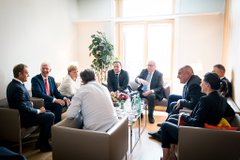 Kanzlerin Merkel spricht mit den Regierungschefs, die zur EVP ghören sowie mit Junker und Tusk.