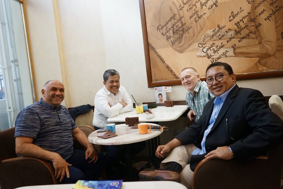 fadlizon's tweet photo. Di tengah konferensi parlemen di Moskow, diskusi dg kawan2 mantan anggota Parlemen Rusia bersama Bro ⁦@Fahrihamzah⁩ https://t.co/6FXM7C5pWn