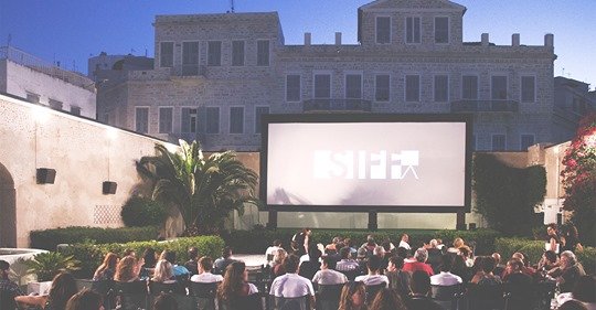 GR_Aktuell's tweet photo. 📽 🎞 16.-21. Juli 2019 : Das 7. Internationale Filmfestival von Syros @SyrosFilmFest findet auf der Kykladeninsel #Syros statt. 👉https://t.co/wro3lRWTEl
📸 @SyrosFilmFest https://t.co/Ie8O9Fn7ne