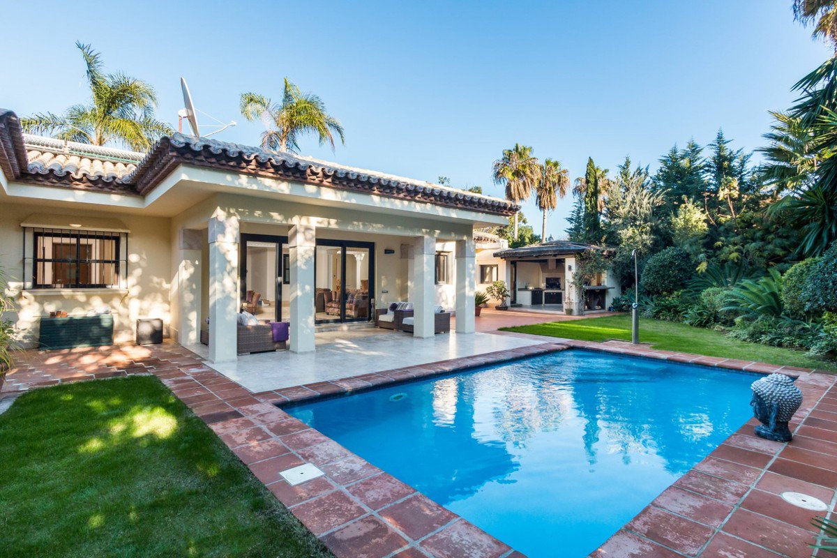 PropExtra's tweet photo. ** € 1,350,000 **  This Newly reformed villa has a very spacious Lounge and dinning area which looks onto the pool and mature garden. Listed by NEW NORDIC HOMES  Ref: X-RUB-B5C https://t.co/0OnRis4vs3
