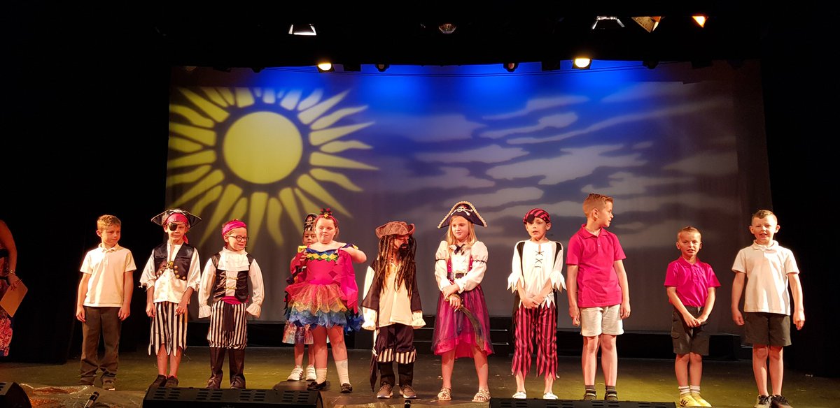 Blynyddoedd 3 a 4 yn ymarfer eu sioe haf 'O dan y mor'. 
Years 3 and 4 rehearsing their Summer show 'Under the sea'.
<a href="/SiarterIaithCCD/">Siarter Iaith CCD</a>