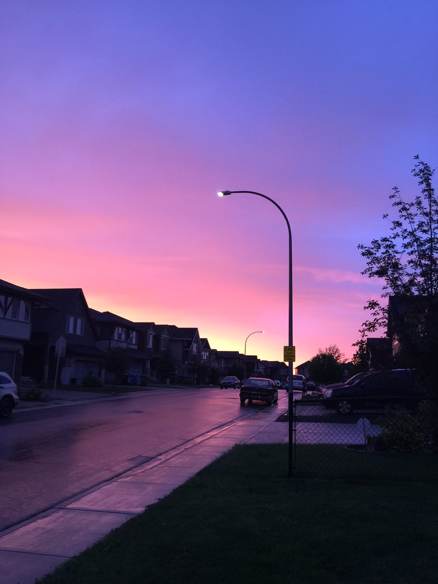 cindiqart's tweet photo. Morning sky when I was walking mah dog owo. Sky was purdy. #sunrise #TuesdayMorning https://t.co/IuPAJnHiwG