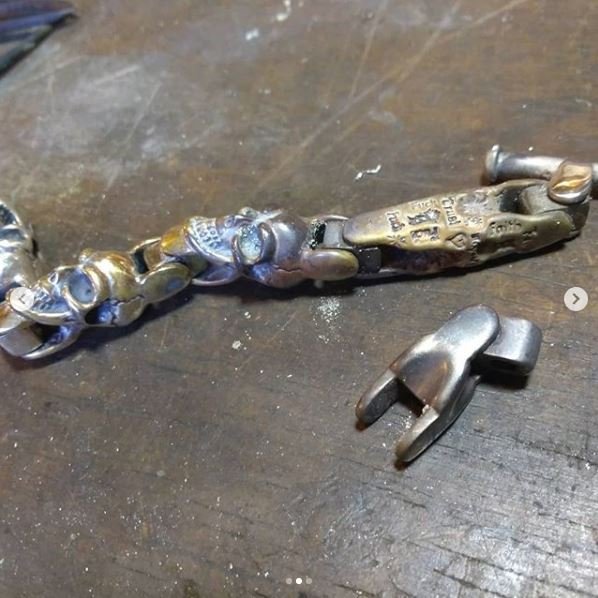 RaisoN_kz74's tweet photo. #ウォレットチェーン #ブレスレット #シルバーアクセサリー #アクセサリー修理 #walletchain #blacelet #repair #silveraccessory
ブレスからひとコマ外して短くし、その外したパーツをウォレットチェーンに移植、ついでにお客様自身で加工した箇所のロウ付けも。 https://t.co/qmQmZ3iE9N