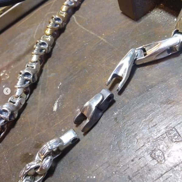 RaisoN_kz74's tweet photo. #ウォレットチェーン #ブレスレット #シルバーアクセサリー #アクセサリー修理 #walletchain #blacelet #repair #silveraccessory
ブレスからひとコマ外して短くし、その外したパーツをウォレットチェーンに移植、ついでにお客様自身で加工した箇所のロウ付けも。 https://t.co/qmQmZ3iE9N