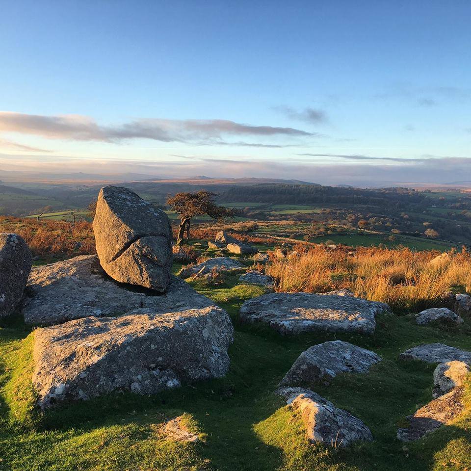 mspence_1's tweet photo. Looking forward to reading in #bristol this weekend at @AVAG_Bristol they'll be #poetry #ritual and a #crafts talk; all on the theme of landscape connection. Come along! https://t.co/c4TQf2CFmp #bristolart https://t.co/yqCnSIulpS