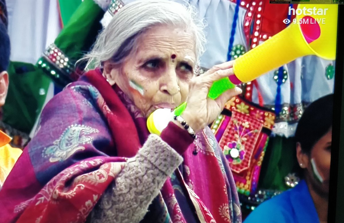 darsy_13's tweet image. This is the photo of the day!! Enjoying her day out!! 🤗🤗🤗 #IndiaVsBangladesh #crowdcheering #PhotoOfTheDay #CWC2019 #WeTweet #BleedBlue #TeamIndia