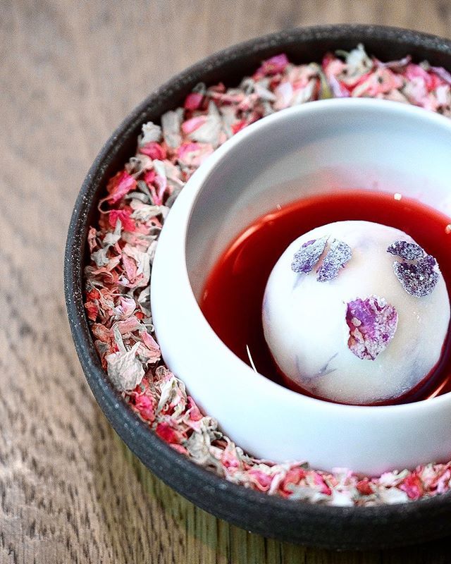 Amazake mochi; plum&rosewater syrup. And those sugar coated petals 🌺🤤 #mochi #desserts #michelinstar #olliedabbous #foodie #hidelondon #delicious #foodphotography #foodstagram #foodiesofinstagram by @ternovskayanna ift.tt/324AGhK