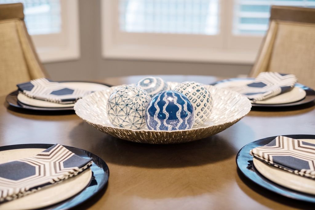 brickbeamstudio's tweet photo. A classic blue and white tablescape 💙 
photo by: @TRVphoto https://t.co/cgmYeI6kEh