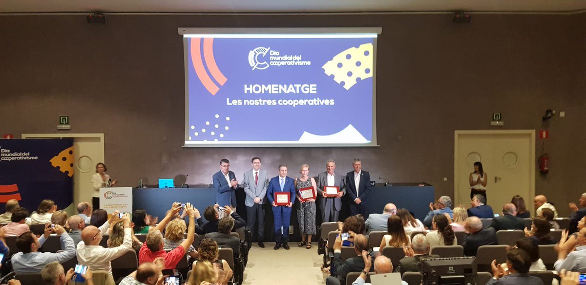 GVAinicotur's tweet photo. .@Rafa_Climentg anuncia noves mesures de suport al #cooperatisme, per estendre'l a altres sectors de l'#economiasocial, a l'#economiacol·laborativa i l'#emprenedoria, afavorir el relleu generacional, i recuperar empreses en fallida #diamundialcooperativisme #treballdecent https://t.co/iu4Y7fVdyw