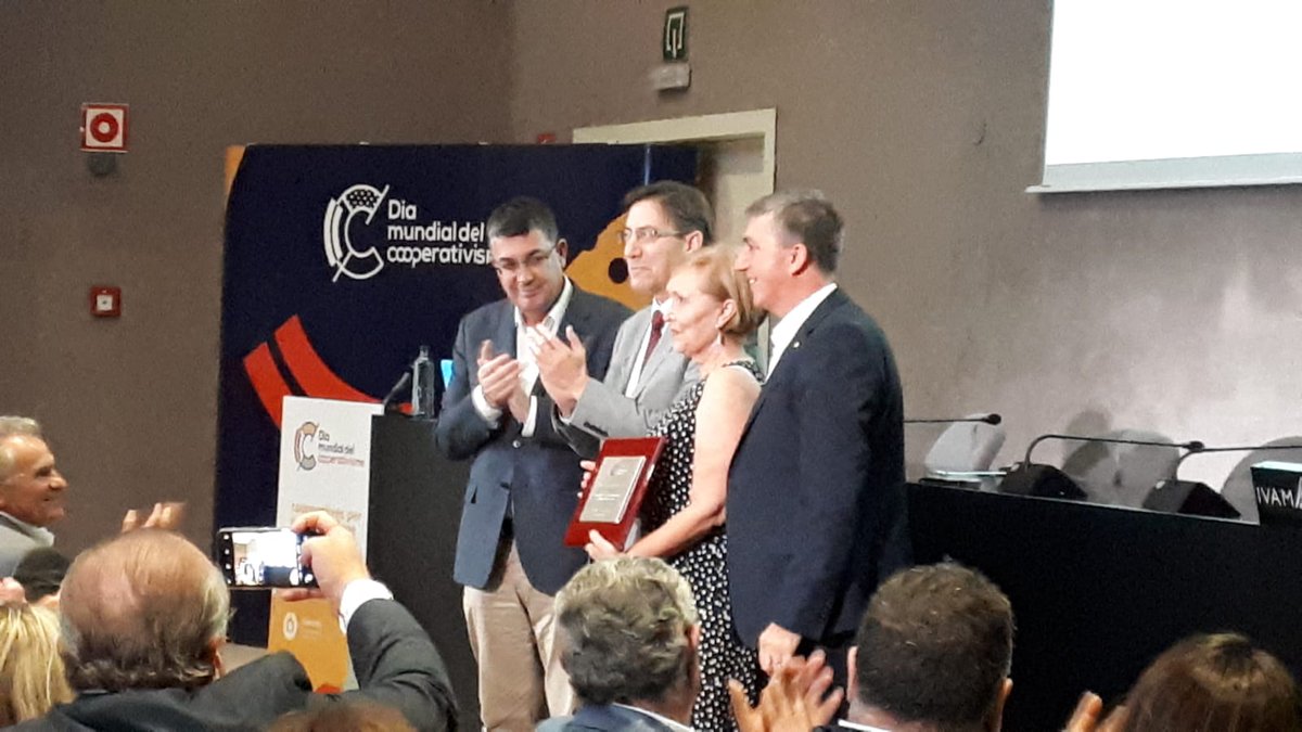 GVAinicotur's tweet photo. .@Rafa_Climentg anuncia noves mesures de suport al #cooperatisme, per estendre'l a altres sectors de l'#economiasocial, a l'#economiacol·laborativa i l'#emprenedoria, afavorir el relleu generacional, i recuperar empreses en fallida #diamundialcooperativisme #treballdecent https://t.co/iu4Y7fVdyw