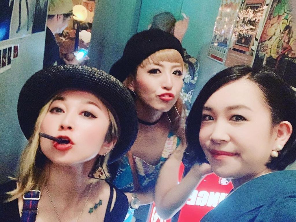djuka319's tweet photo. 🚬✖️🎩✖️👘
.
#お化け美魔女 #miwarock #respect #ufo #beautifulwoman #moja #shibuya #tokyo #socool #jazz #punks #rock #barlesque #dancer #dj #party #japan #japanese #nightout #cafegram #art #culture #artgram #live #japaneseartist #dancer #musician #pinnap #djlife https://t.co/a25PVIWuxd